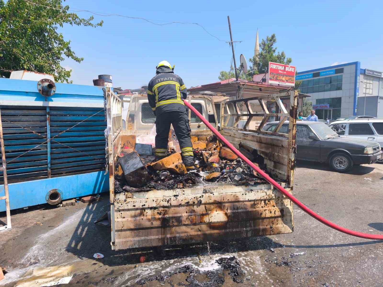Kamyonetin kasasında çıkan yangın söndürüldü