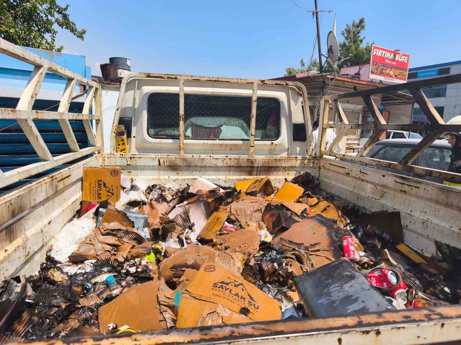 Kamyonetin kasasında çıkan yangın söndürüldü