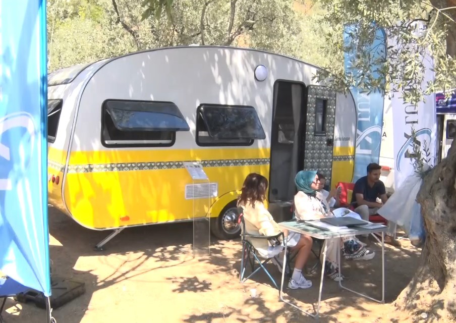İki ünlü ismin karavan rekabeti
