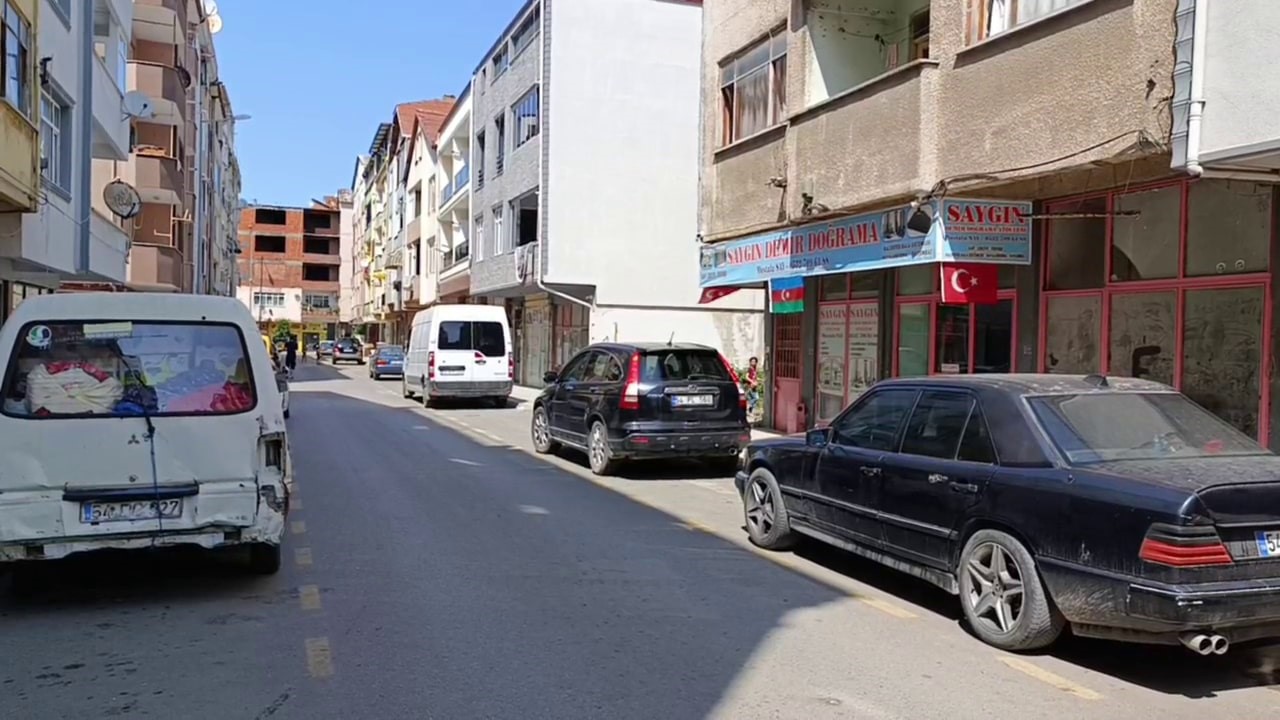 Aniden yola fırlayan &ccedil;ocuk hafif ticari aracın altında kaldı: Feci kaza kamerada
