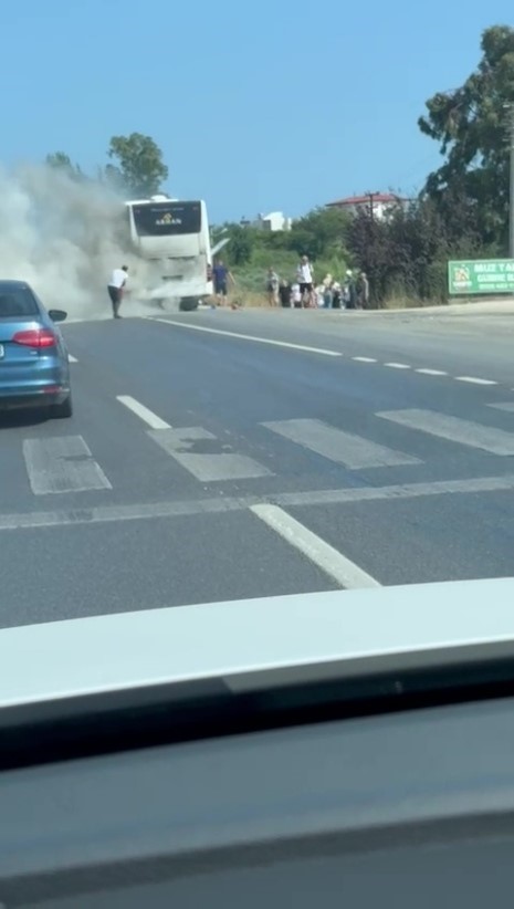 Seyir halindeki tur otobüsü yandı, 43 Polonyalı turist tahliye edildi