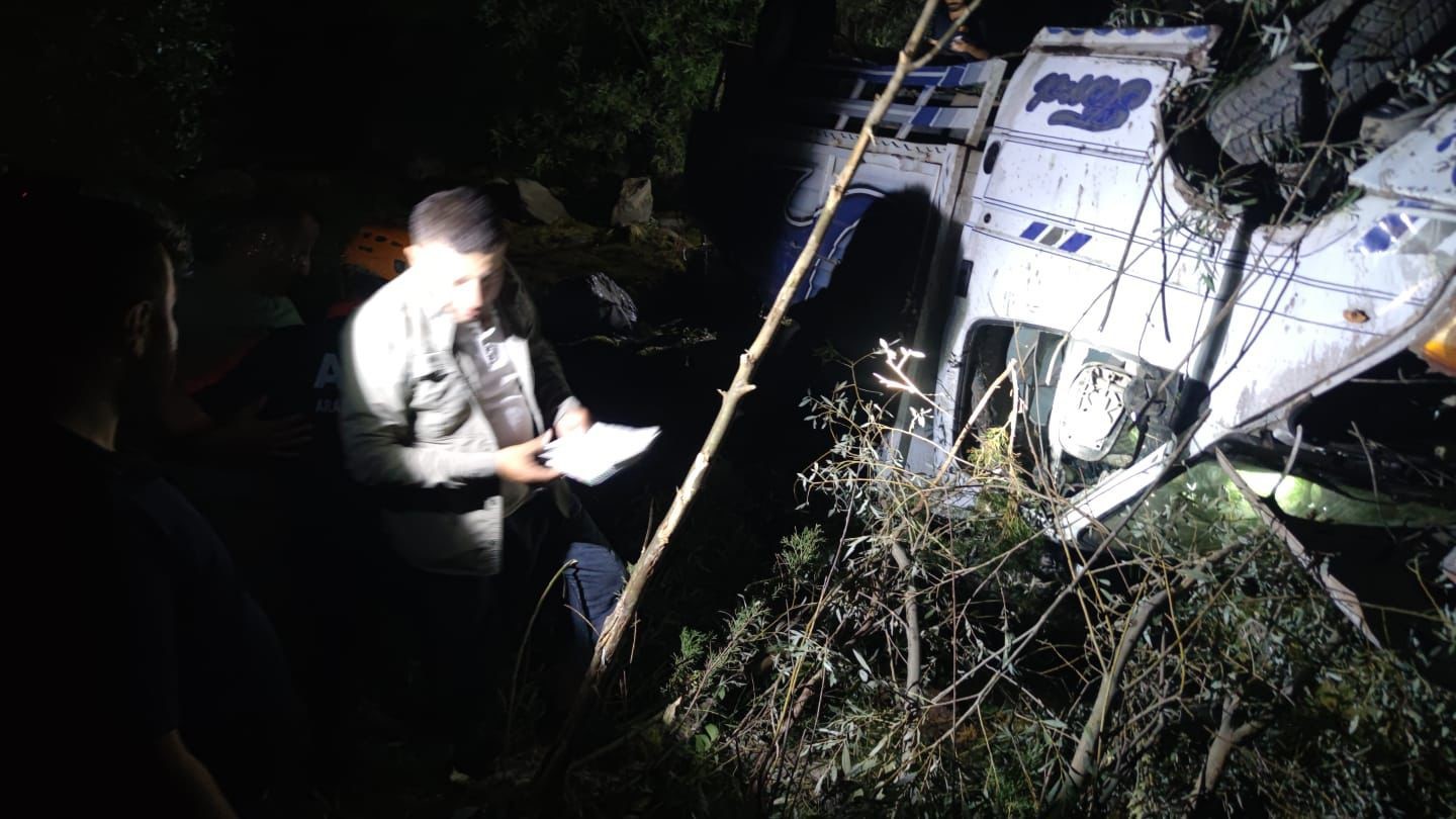 Hakkari’de kamyonet şarampole yuvarlandı: 2 yaralı