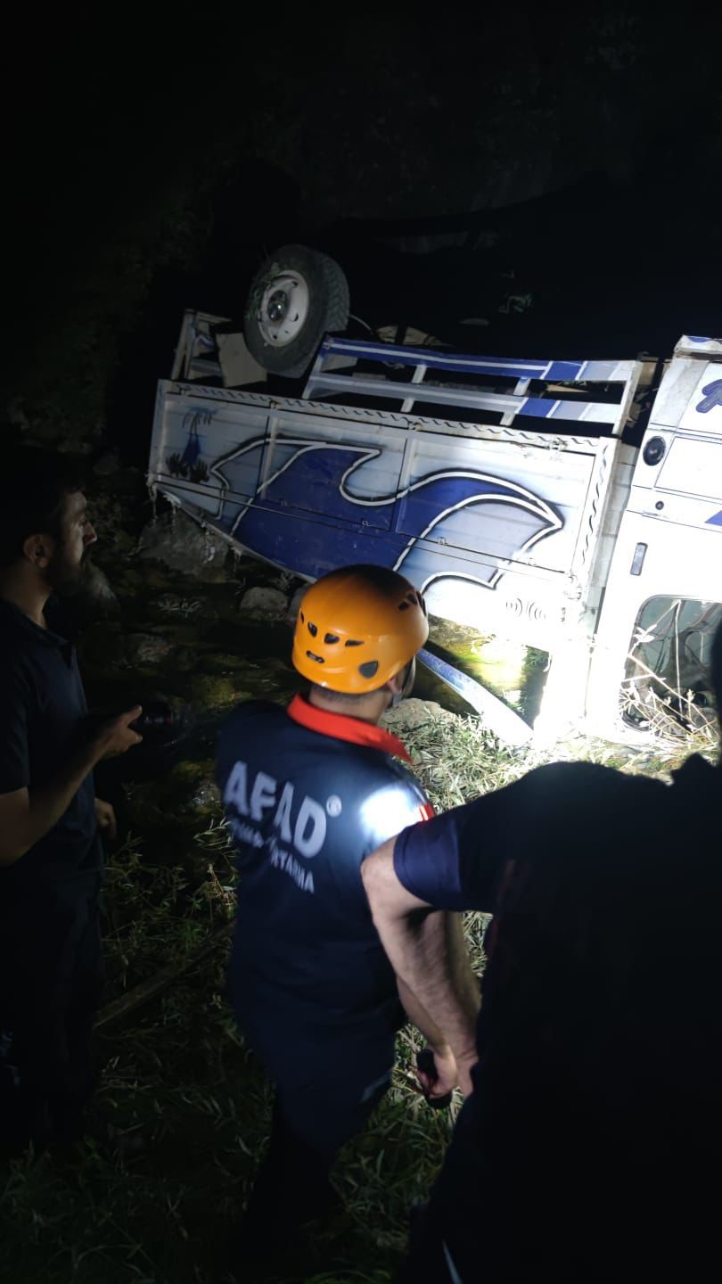 Hakkari&rsquo;de kamyonet şarampole yuvarlandı: 2 yaralı
