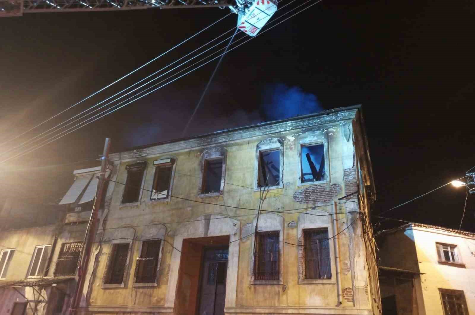 Tarihi binada çıkan yangın paniğe yol açtı