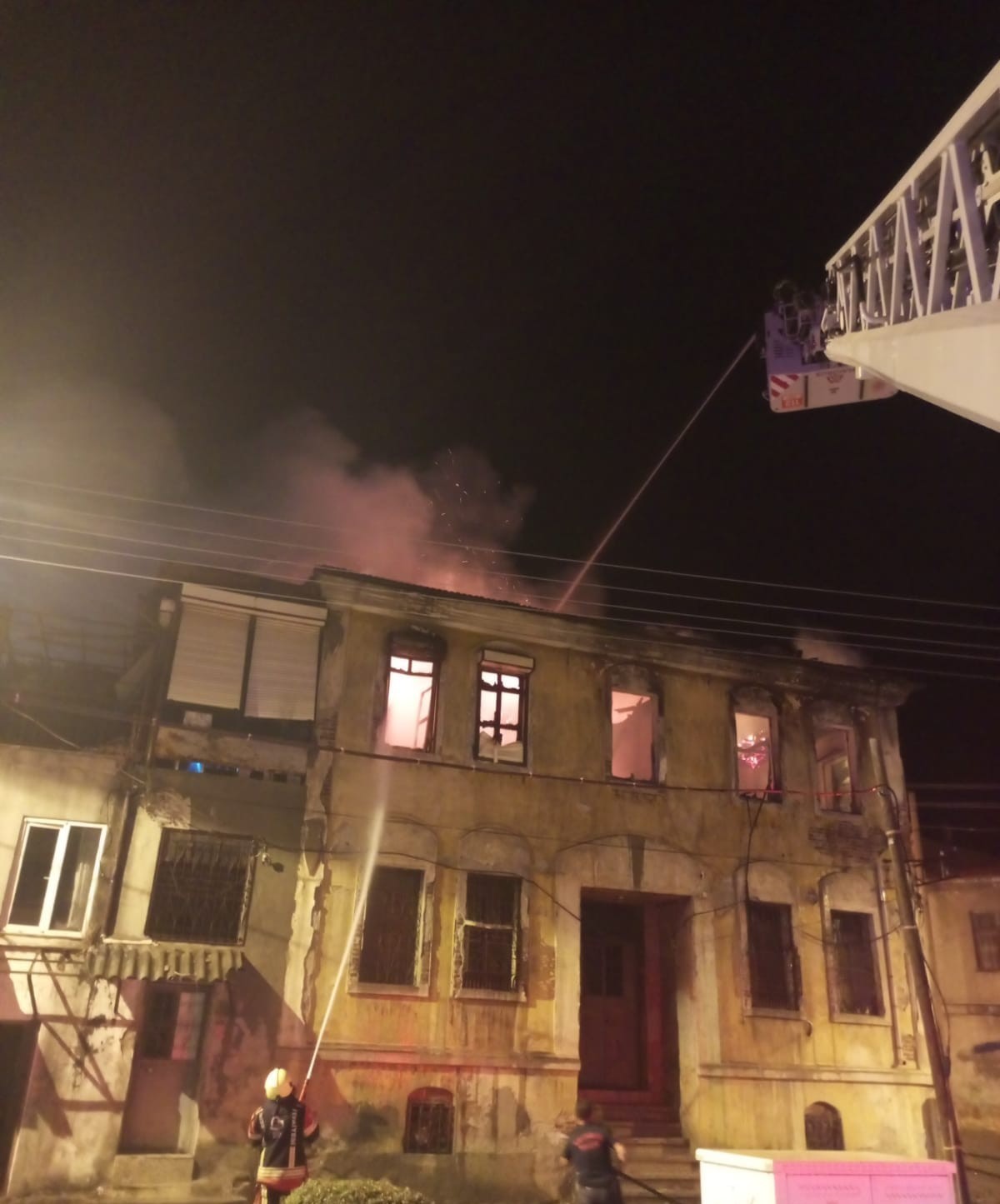 Tarihi binada çıkan yangın paniğe yol açtı