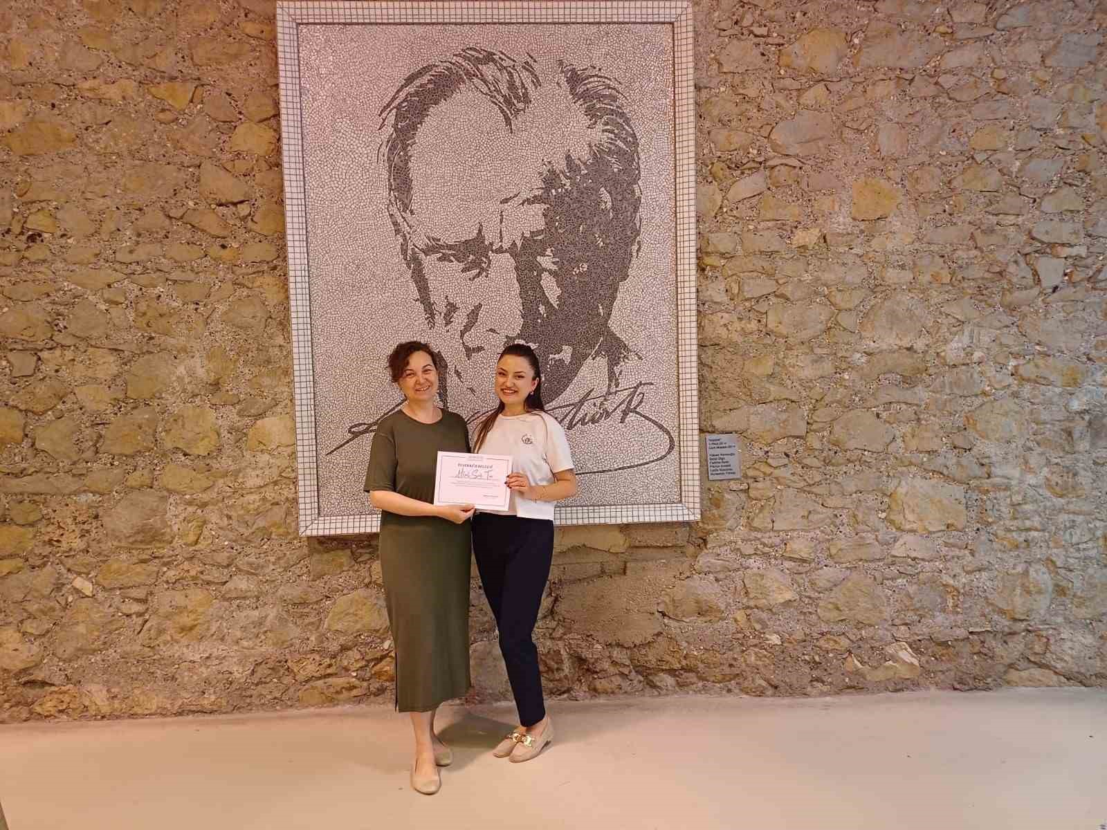 Anne ve &ccedil;ocuklar maske boyama at&ouml;lyesinde buluştu
