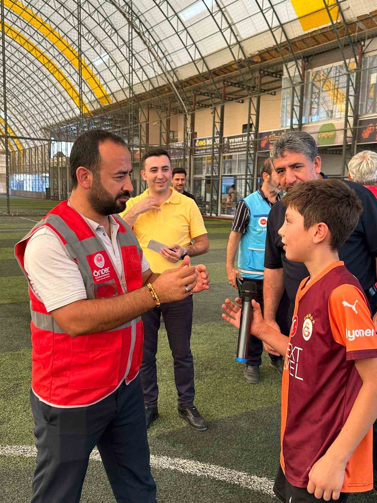 Yaz Kur’an kursu öğrencilerine halı saha turnuvası