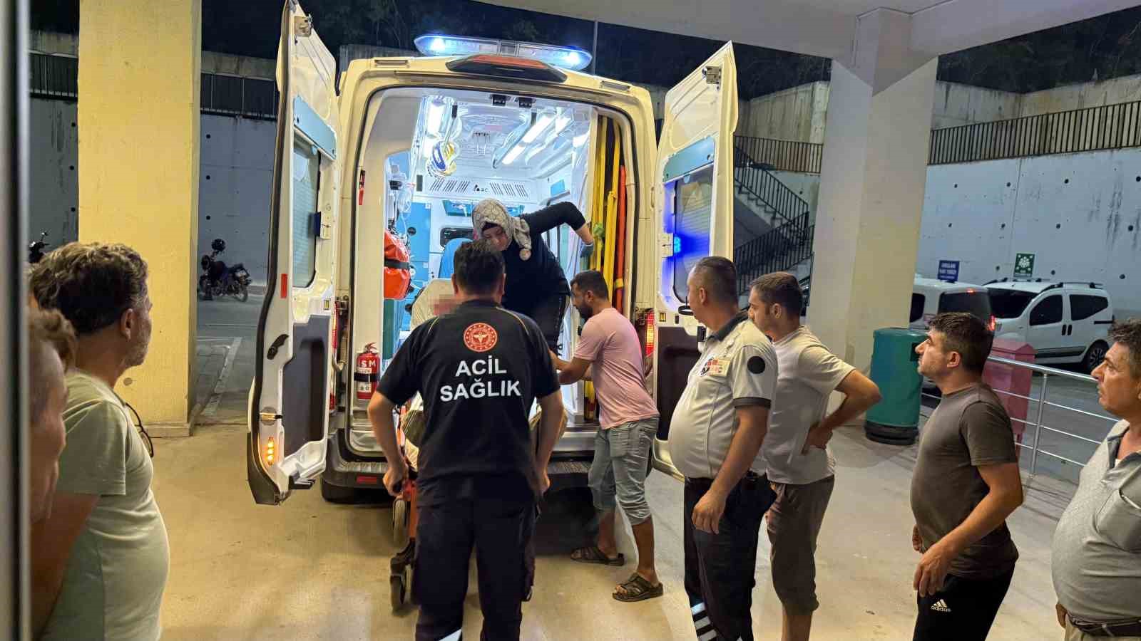 Orman yolu &ccedil;alışmasında patlatılan dinamit iş&ccedil;iyi ağır yaraladı
