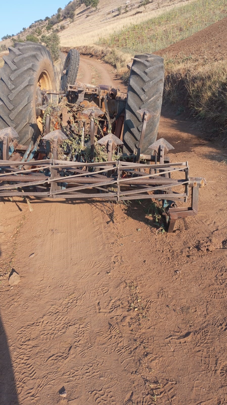 Karaman’da devrilen traktörün altında kalan sürücü öldü