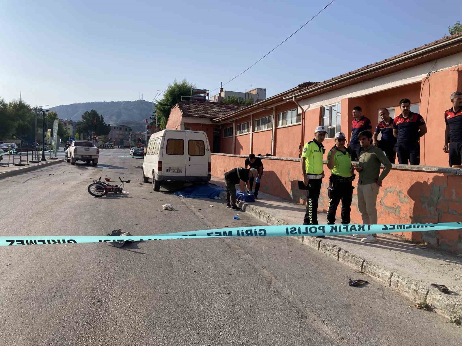 Kamyonet motosiklet ile çarpıştı, 3 aylık evli çiftin mutluluğu kazada son buldu