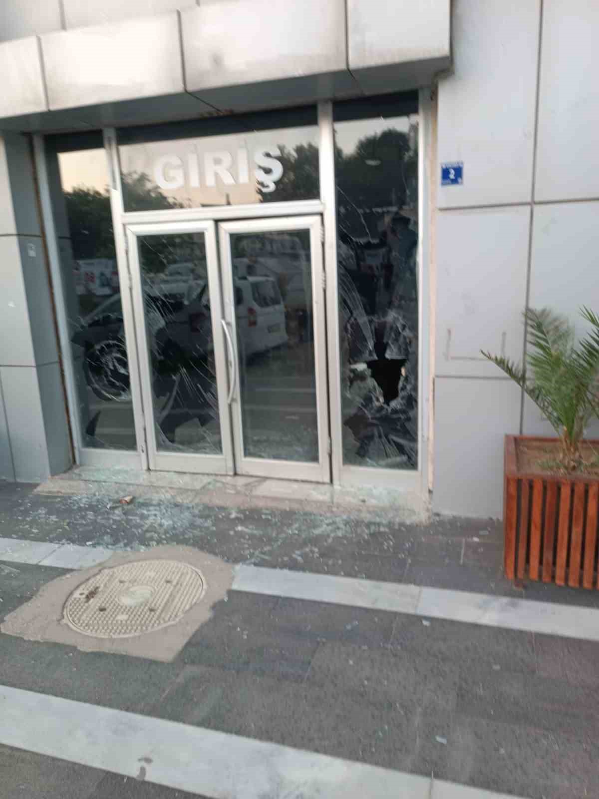 Suruç Belediyesine taşlı saldırı kamerada
