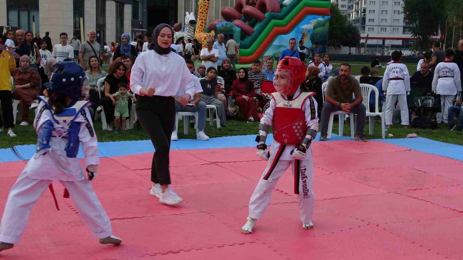 Kütahya’da ilk kez düzenlenen ’Açık Hava Taekwondo Turnuvası’na ilgi