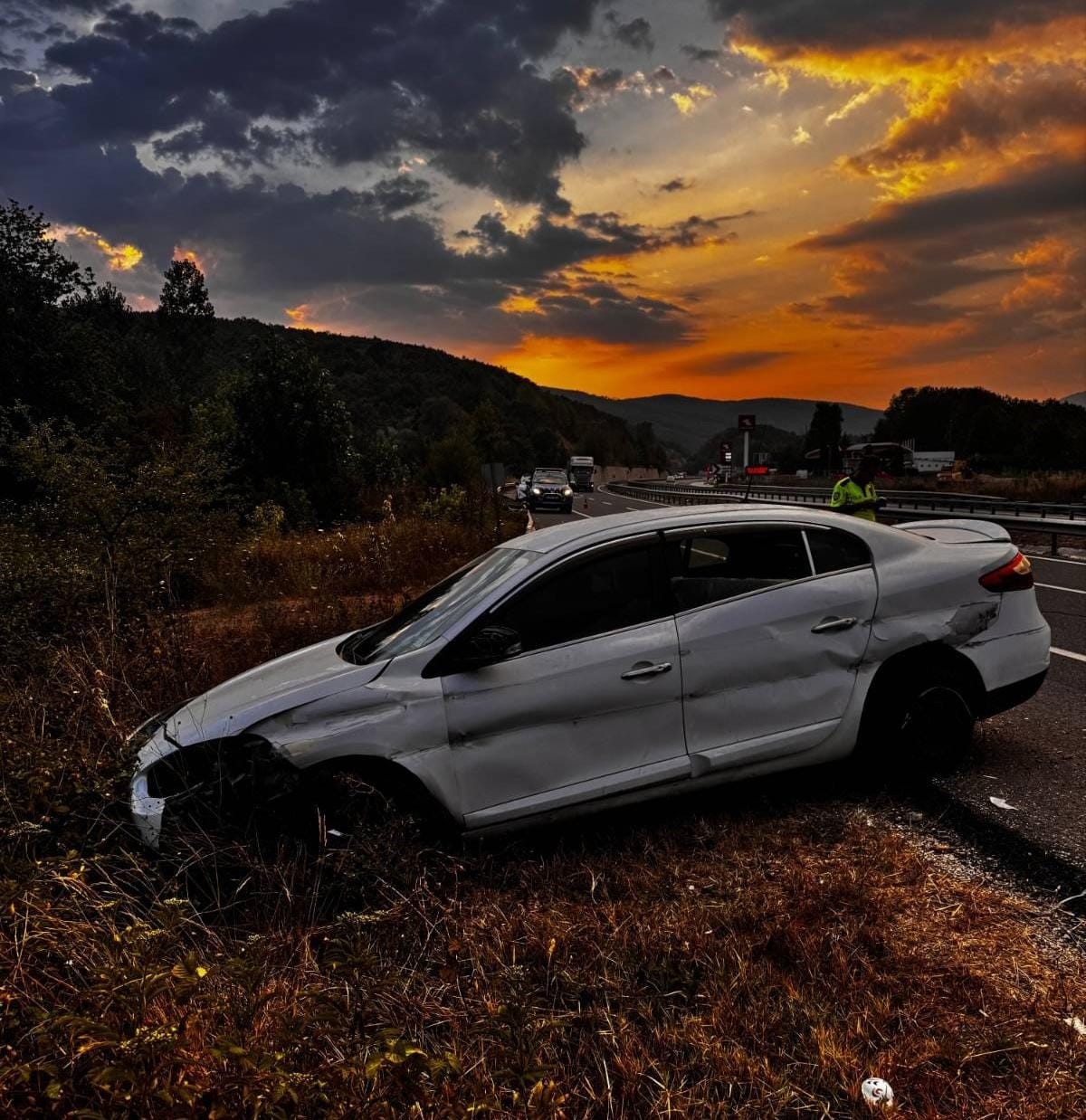 Tarlaya u&ccedil;an otomobildeki 5 kişi yaralandı
