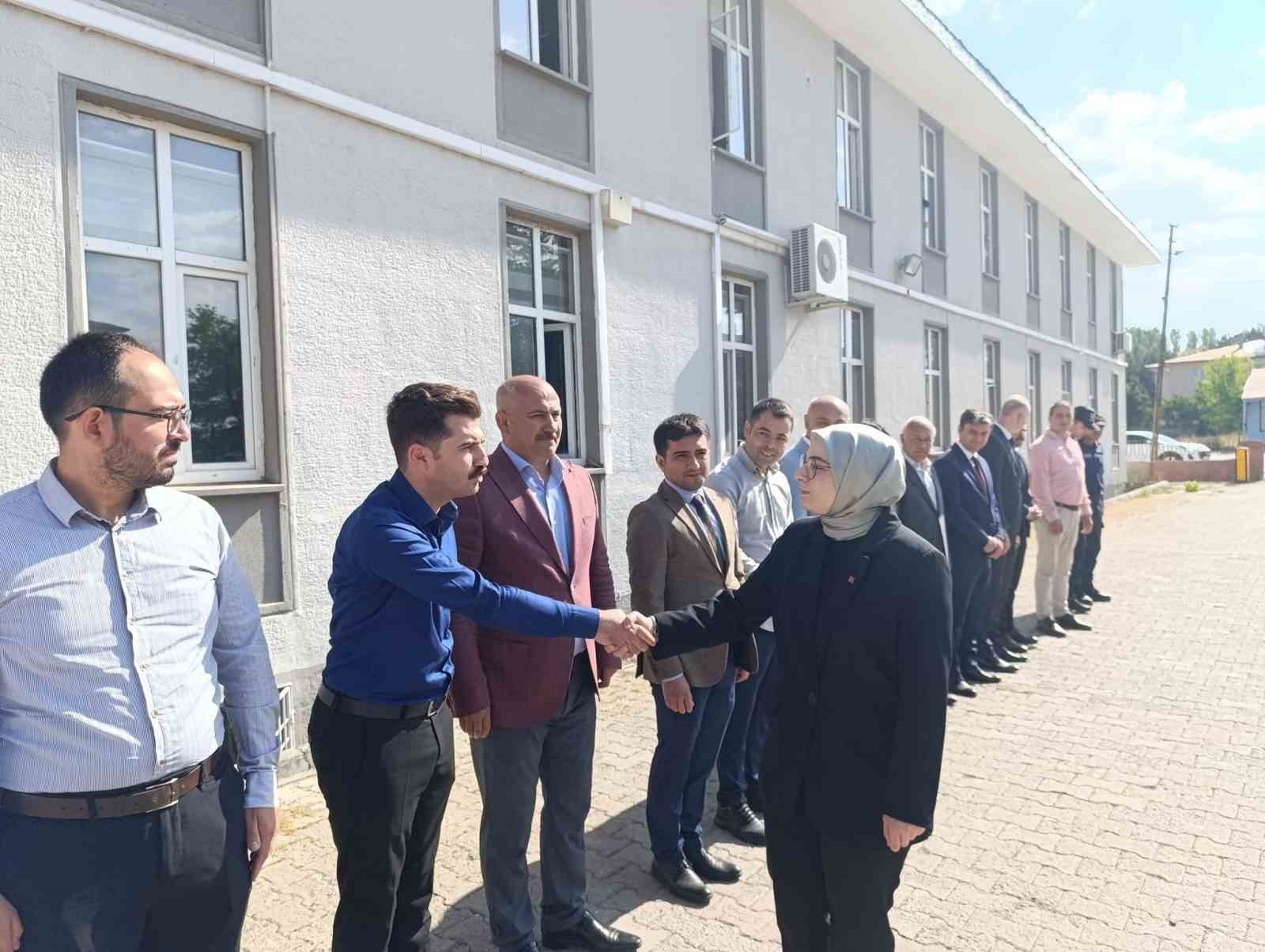 İmranlı&rsquo;nın ilk kadın kaymakamı g&ouml;reve başladı
