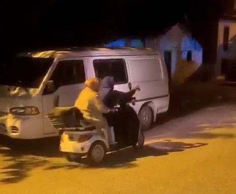 Aracı bozulan kadın vekil programına elektrikli bisikletle devam etti