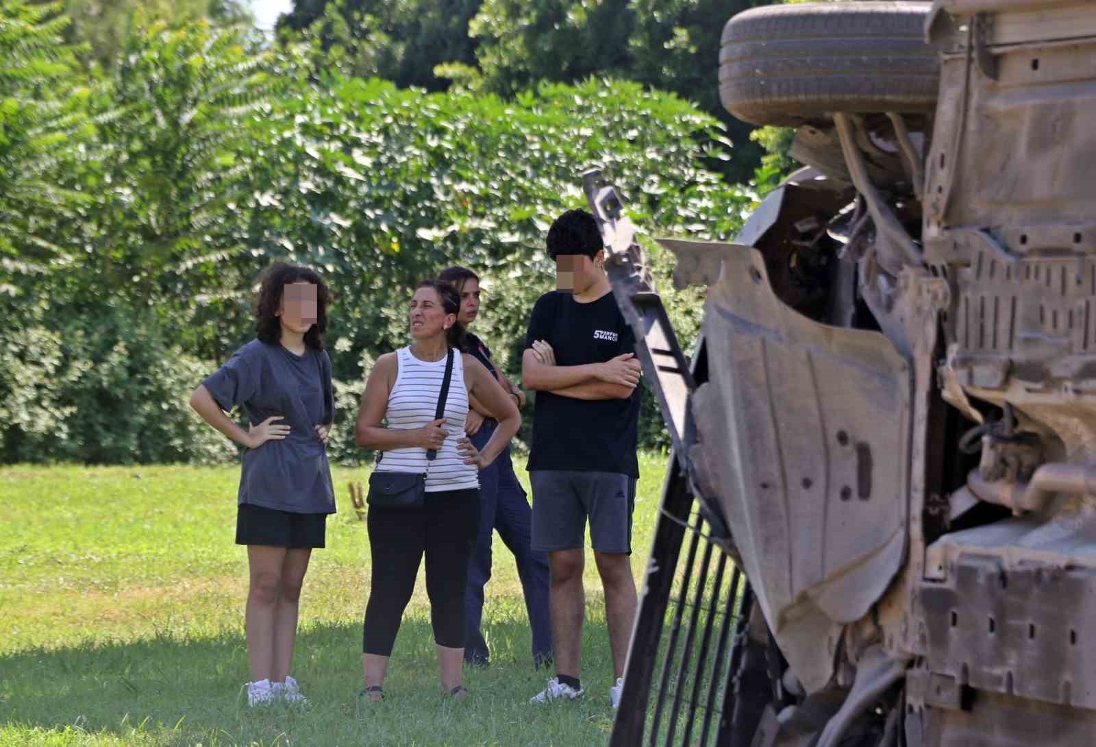 Yan yatan aracı g&ouml;ren 112&rsquo;yi aradı, ekipler anne ve kızının sıyrık dahi almadığını g&ouml;r&uuml;nce şaşkınlık yaşadı
