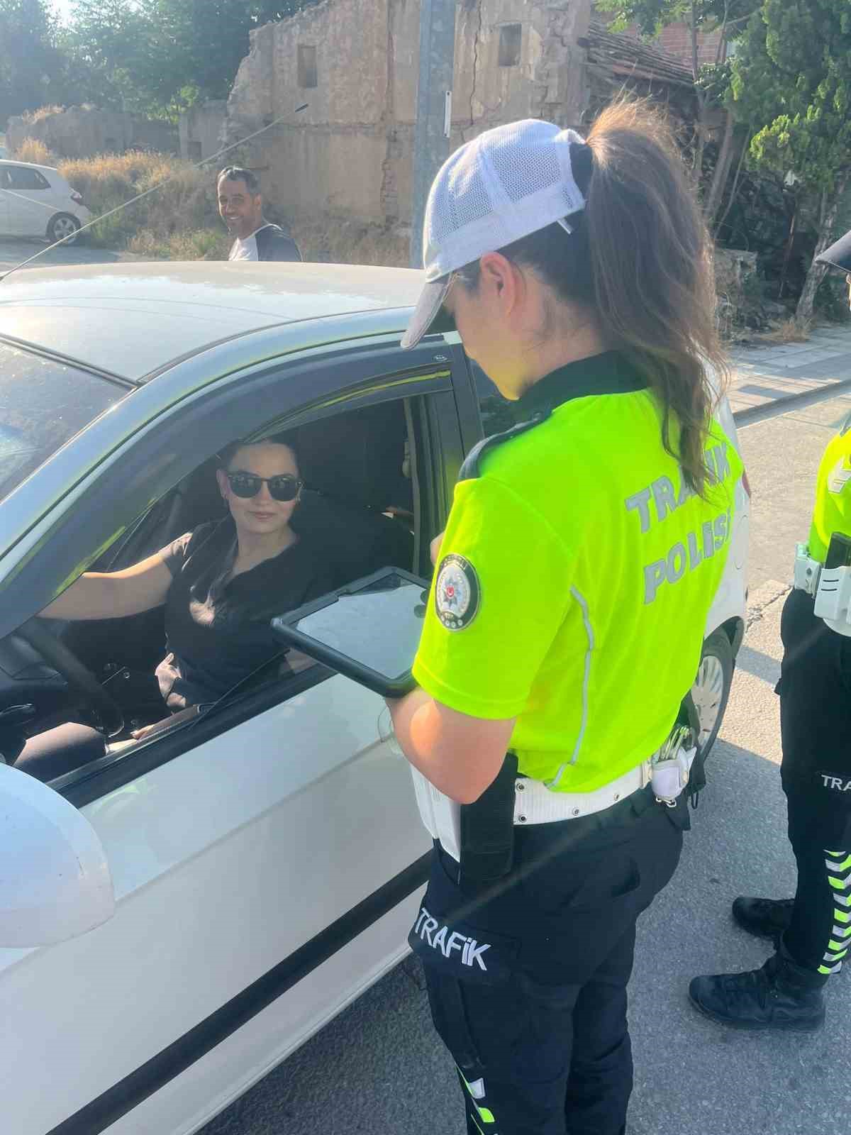 &Ccedil;ivril&rsquo;in trafik g&uuml;venliği kadın trafik&ccedil;ilere emanet
