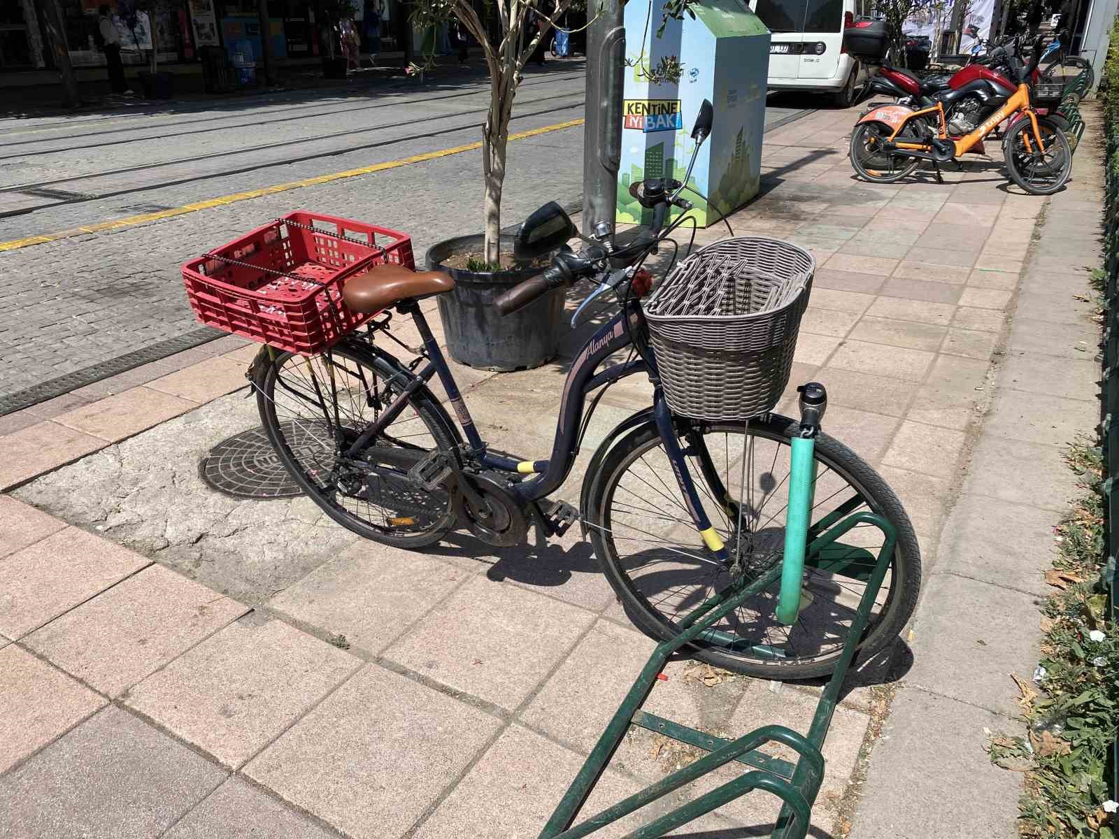 Kent merkezinde ilgin&ccedil; g&ouml;r&uuml;nt&uuml;: Bisiklete ara&ccedil; plakası taktı
