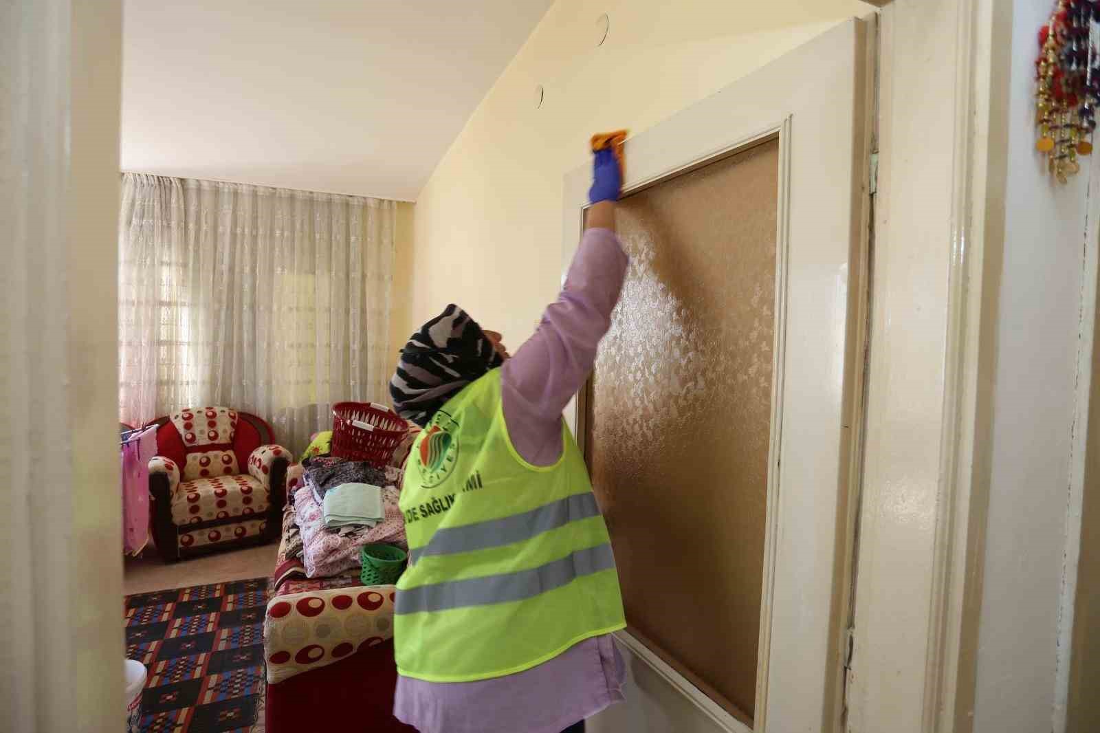 Kepez Belediyesi yürüme zorluğu yaşayan kadının evini temizledi