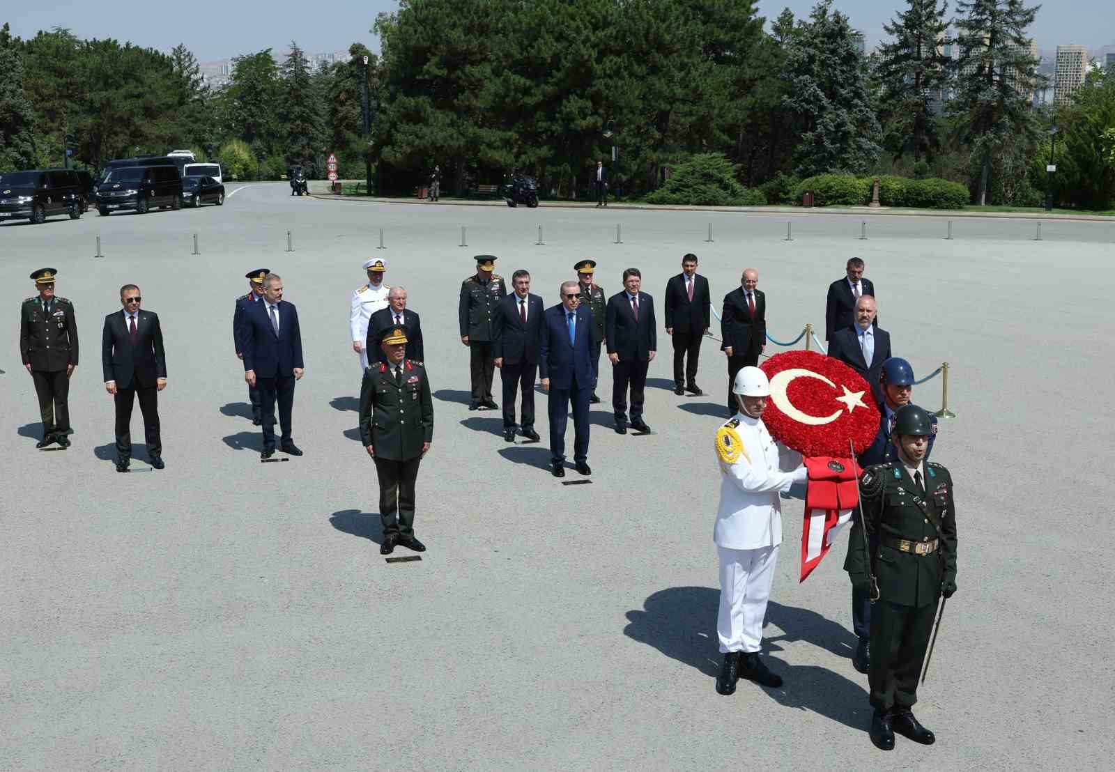 Cumhurbaşkanı Erdoğan başkanlığındaki YAŞ üyeleri Anıtkabir’i ziyaret etti