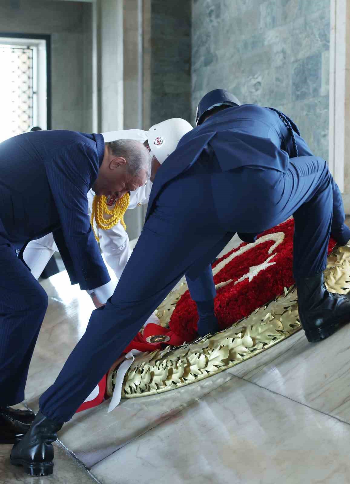 Cumhurbaşkanı Erdoğan başkanlığındaki YAŞ &uuml;yeleri Anıtkabir&rsquo;i ziyaret etti
