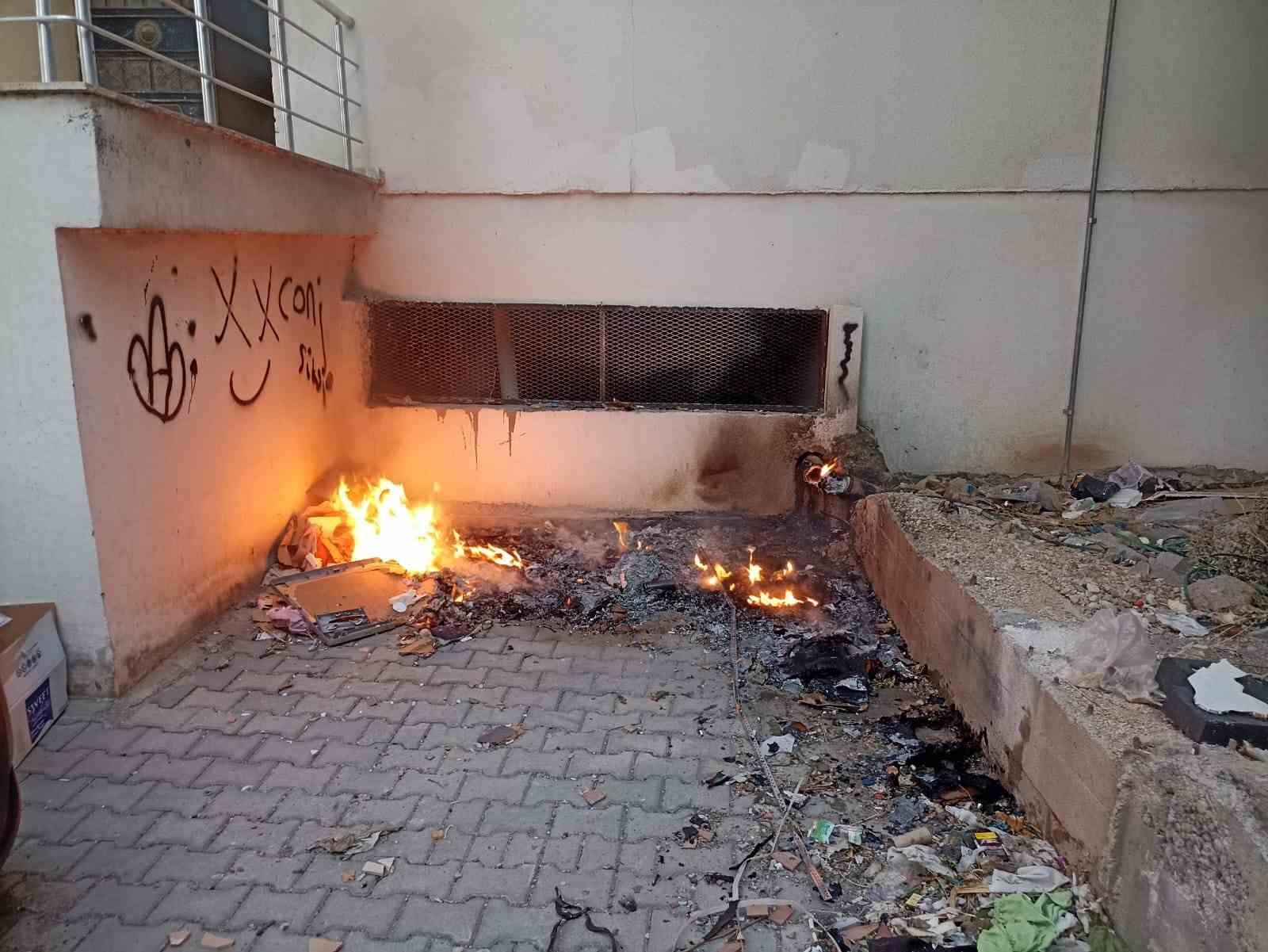 Kurtalan’da çıkan yangın binaya ve araçlara sıçramadan söndürüldü