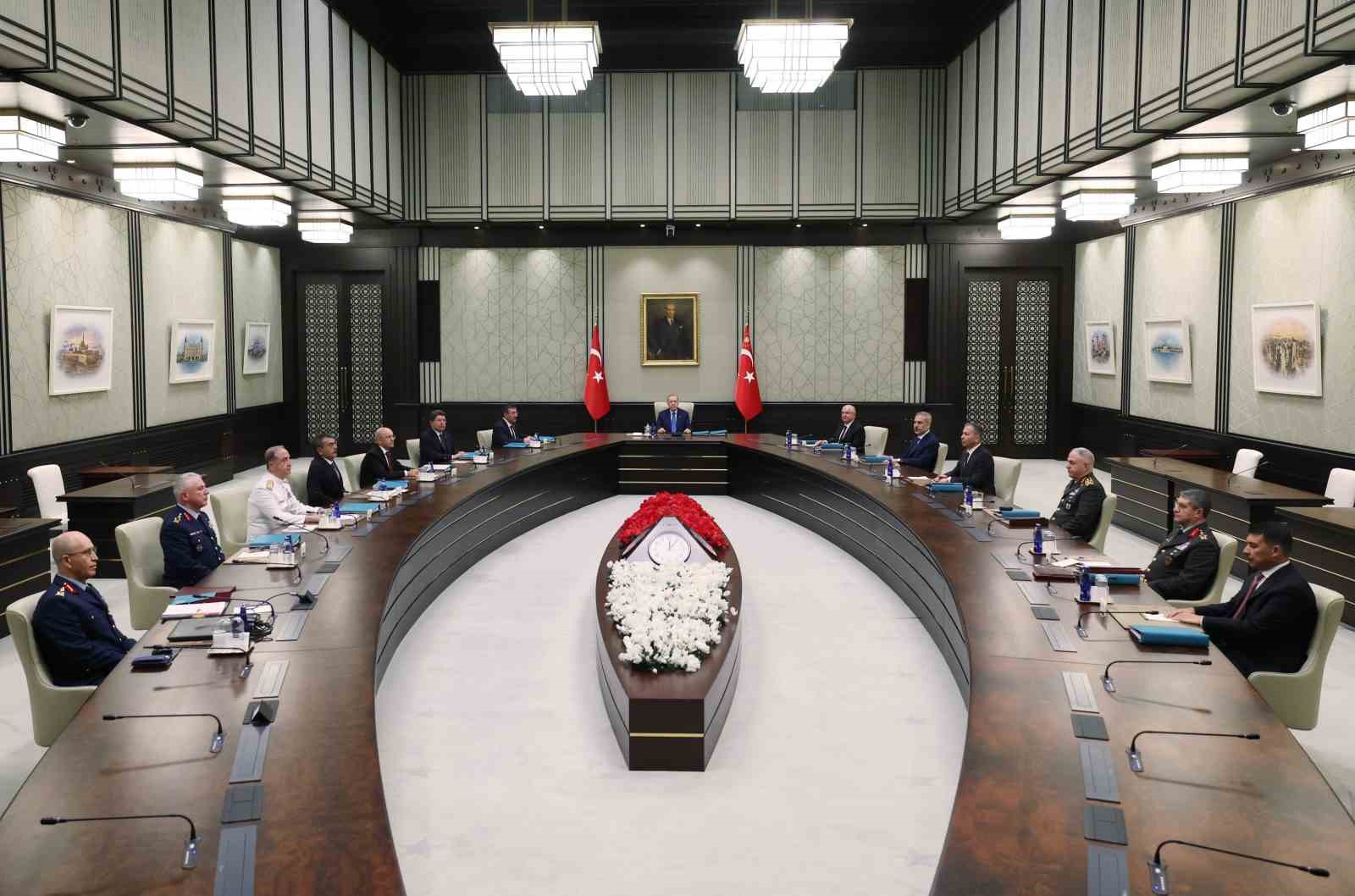 Cumhurbaşkanı Recep Tayyip Erdoğan başkanlığındaki Yüksek Askeri Şura (YAŞ) Toplantısı Cumhurbaşkanlığı Külliyesi’nde başladı.