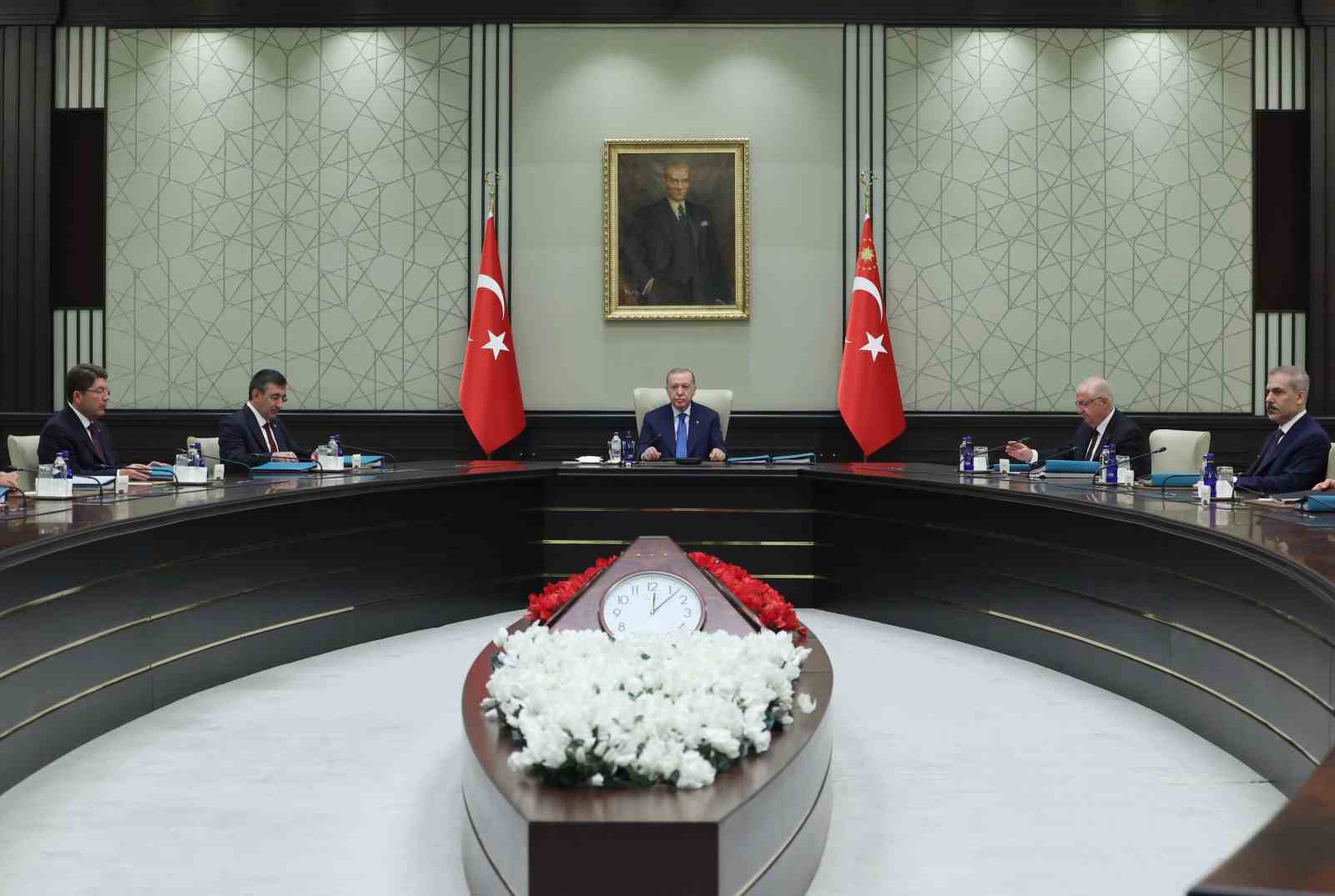 Cumhurbaşkanı Recep Tayyip Erdoğan başkanlığındaki Yüksek Askeri Şura (YAŞ) Toplantısı Cumhurbaşkanlığı Külliyesi’nde başladı.
