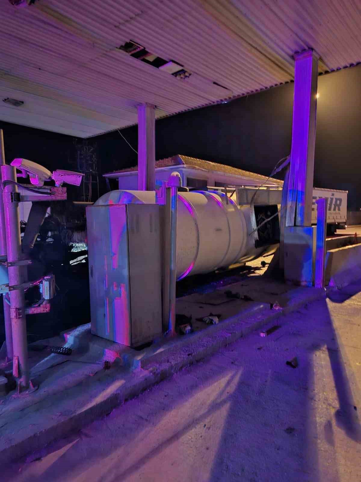 Bolu’da tanker gişelere çarpıp devrildi: 1 yaralı