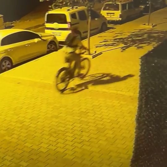 Y&uuml;r&uuml;yerek geldikleri otoparktan bisikleti &ccedil;alıp ka&ccedil;tılar
