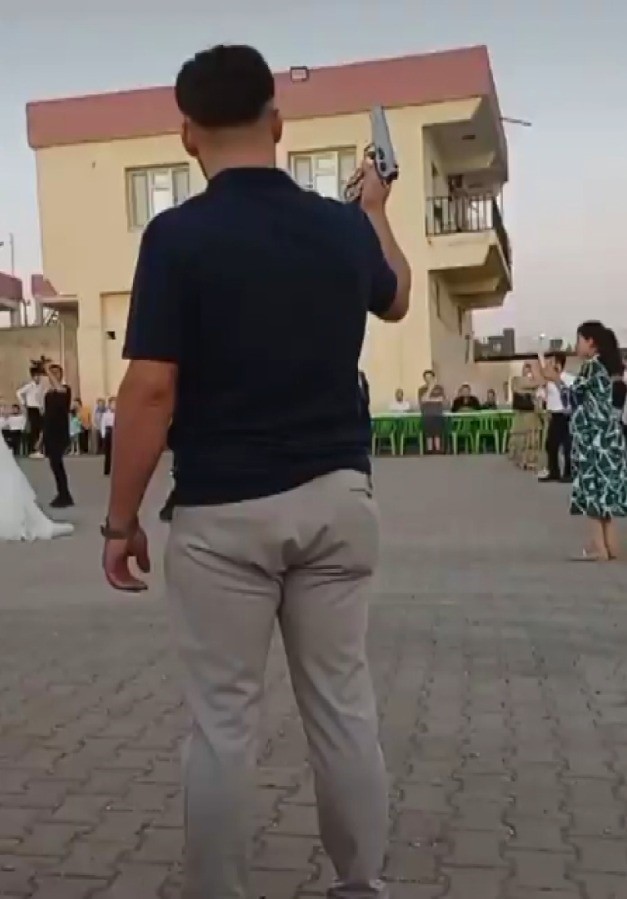 Düğünde havaya ateş açan 2 kişi yakalandı
