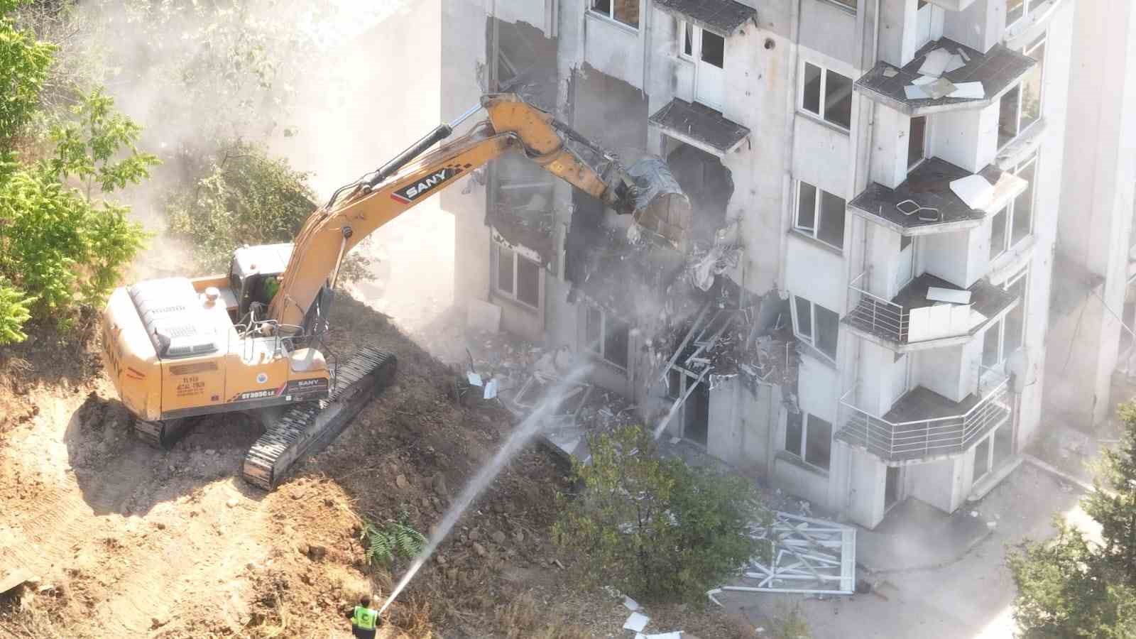 Çayırova’da riskli yapıların yıkımına başlandı