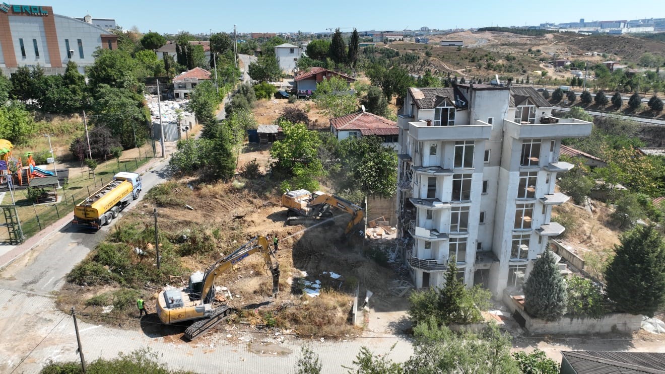 &Ccedil;ayırova&rsquo;da riskli yapıların yıkımına başlandı
