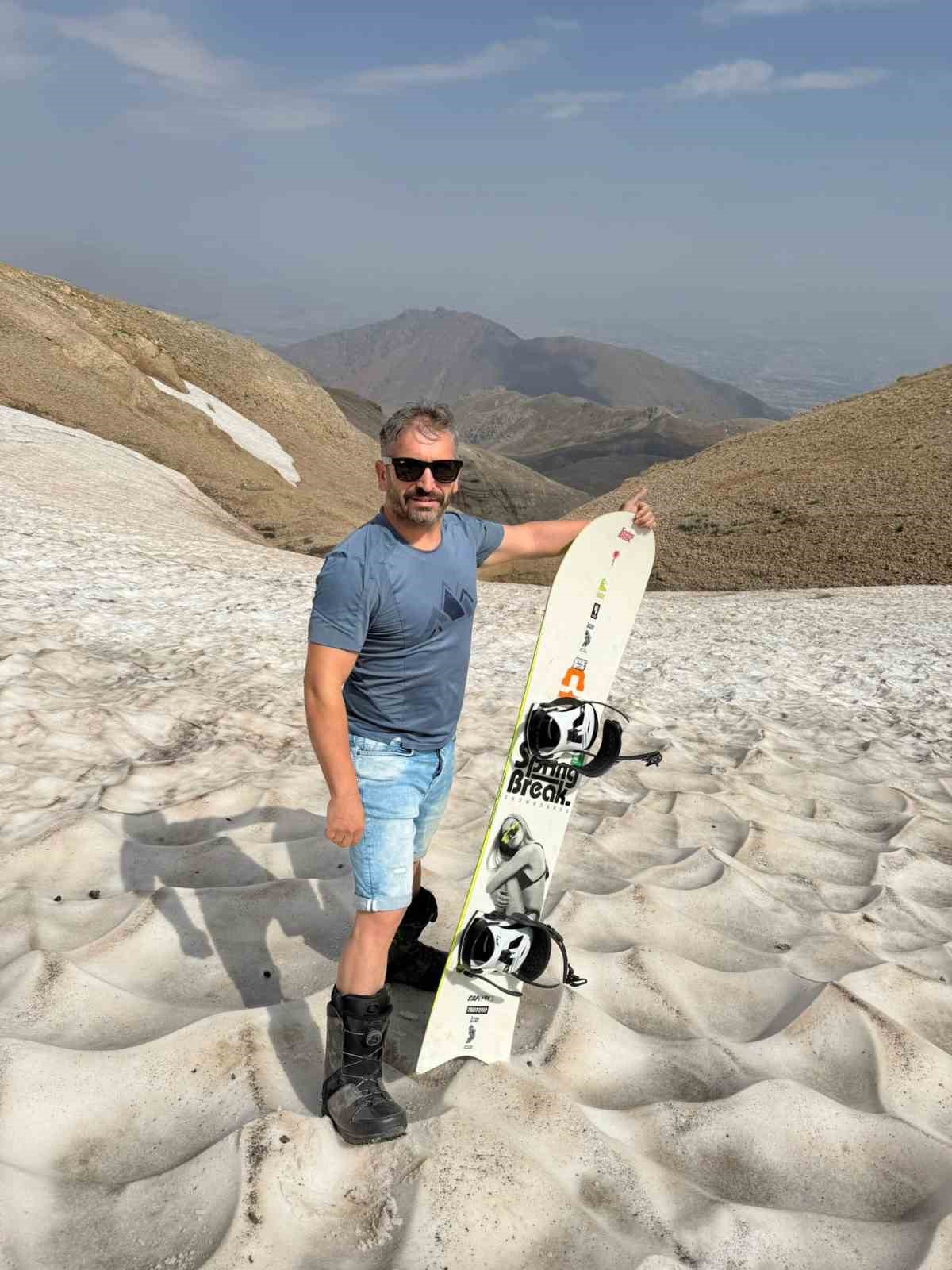 Kavurucu sıcakların yaşandığı Ağustos ayında karda kayak keyfi yaşadılar