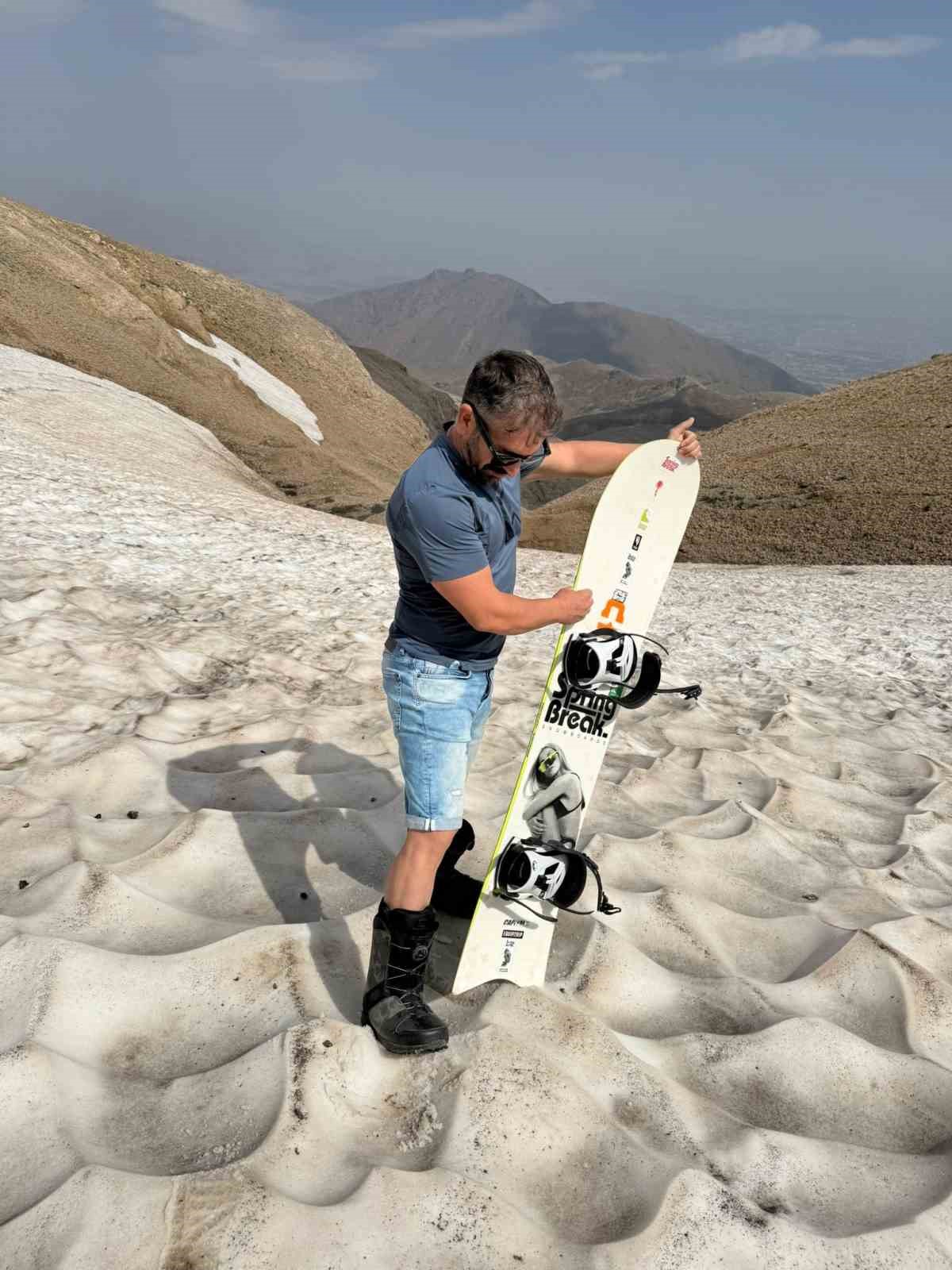 Kavurucu sıcakların yaşandığı Ağustos ayında karda kayak keyfi yaşadılar
