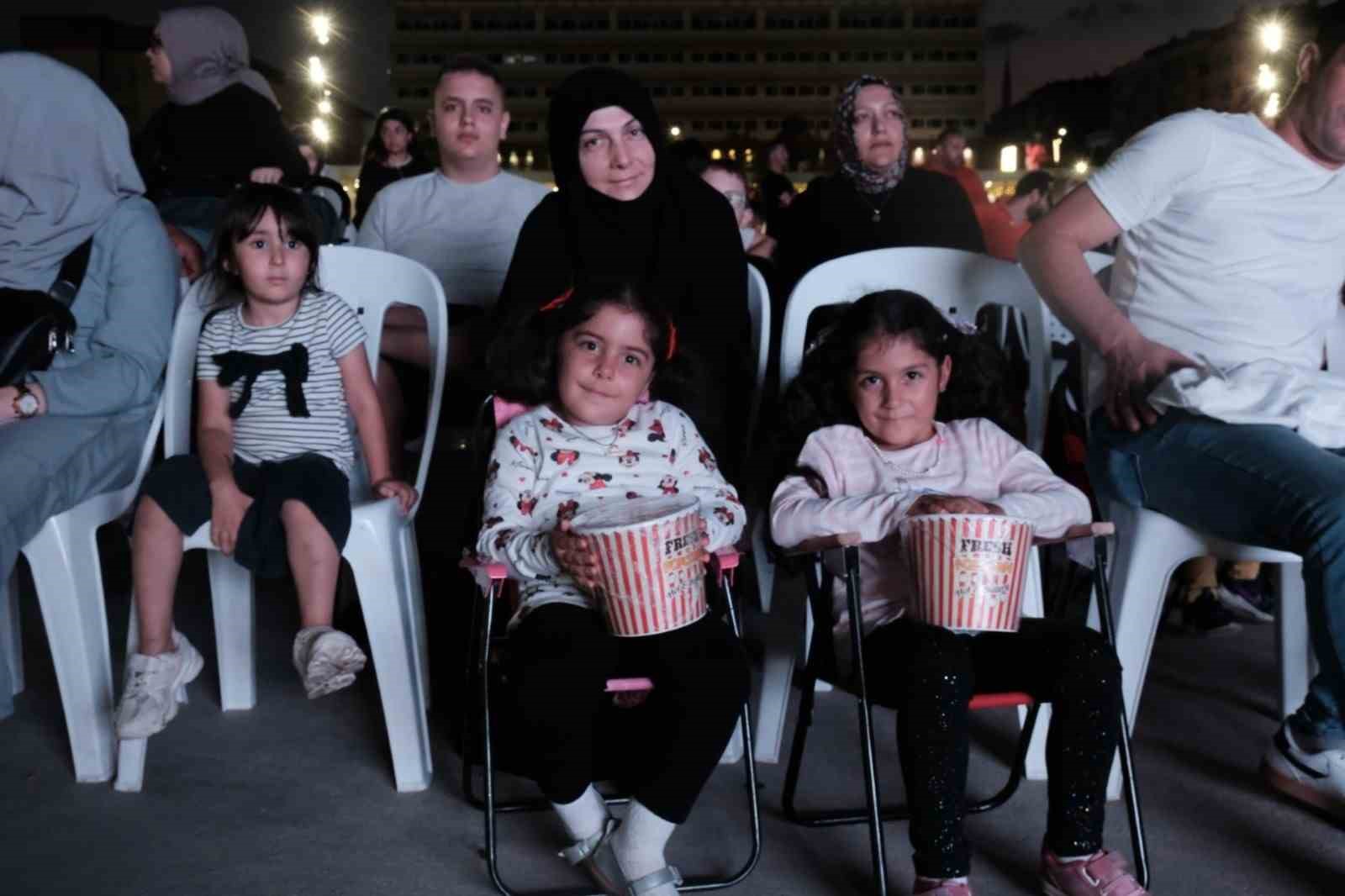 İzmit’te yıldızların altında "Rafadan Tayfa" keyfi