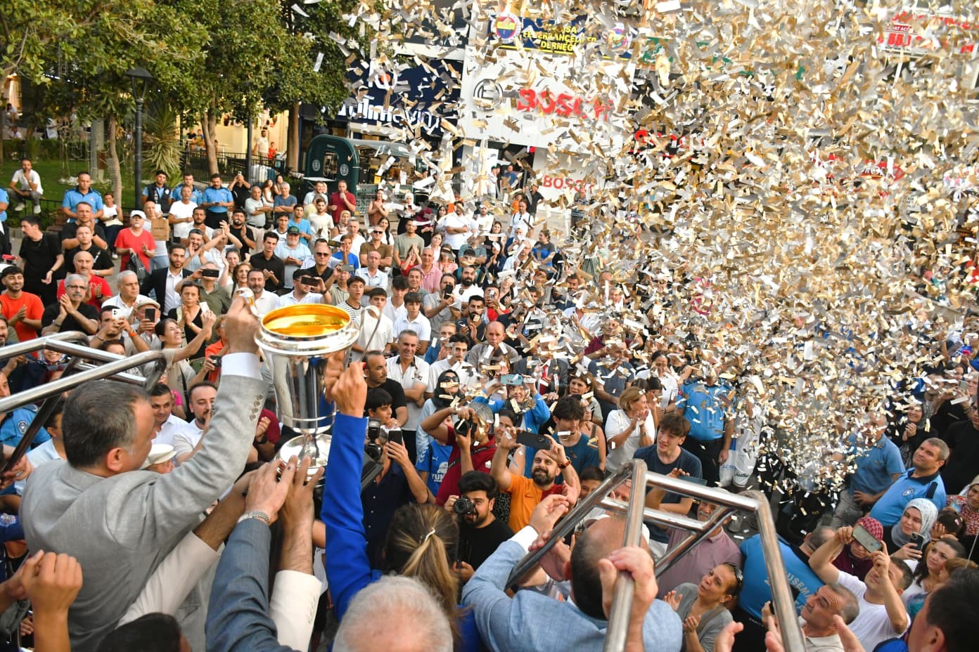 T&uuml;rkiye şampiyonu olan takım şehir turu attı
