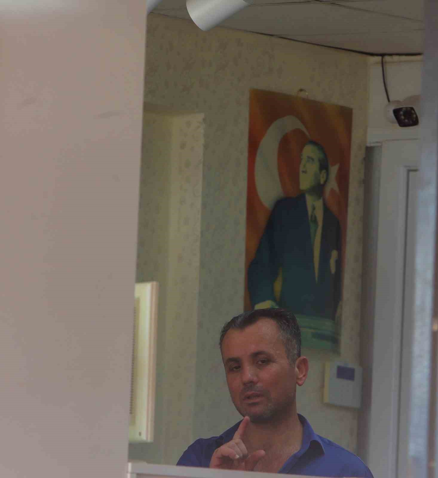 Elinde bı&ccedil;akla girdiği kuyumcudan 18 adet bileziği alarak ka&ccedil;tı 