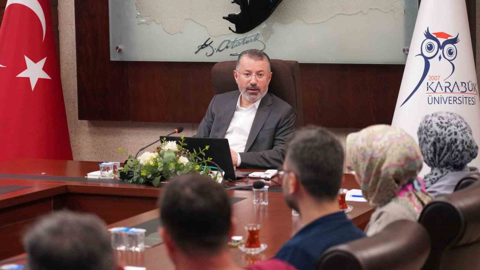 Rekt&ouml;r Kırışık: "&Ouml;ğrencilerimize yalnızca bir diploma değil, g&uuml;&ccedil;l&uuml; bir gelecek vizyonu sunuyoruz"
