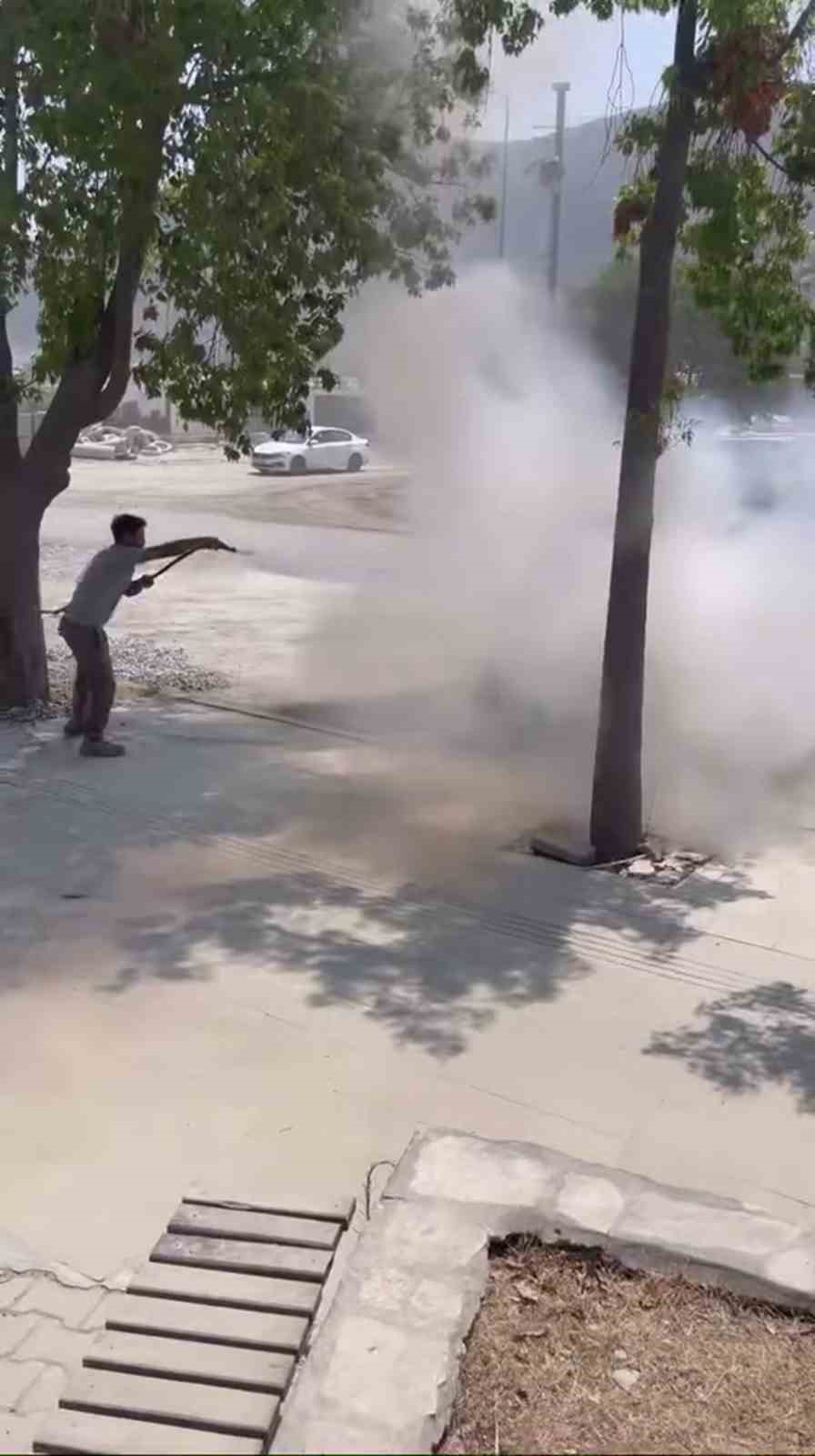 Yanan otomobilin imdadına beton mikseri yetişti
