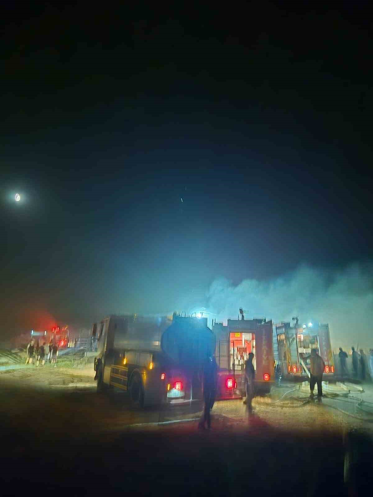 Bigadi&ccedil;&rsquo;te 2 bin 200 balya saman yanarak, k&uuml;l oldu
