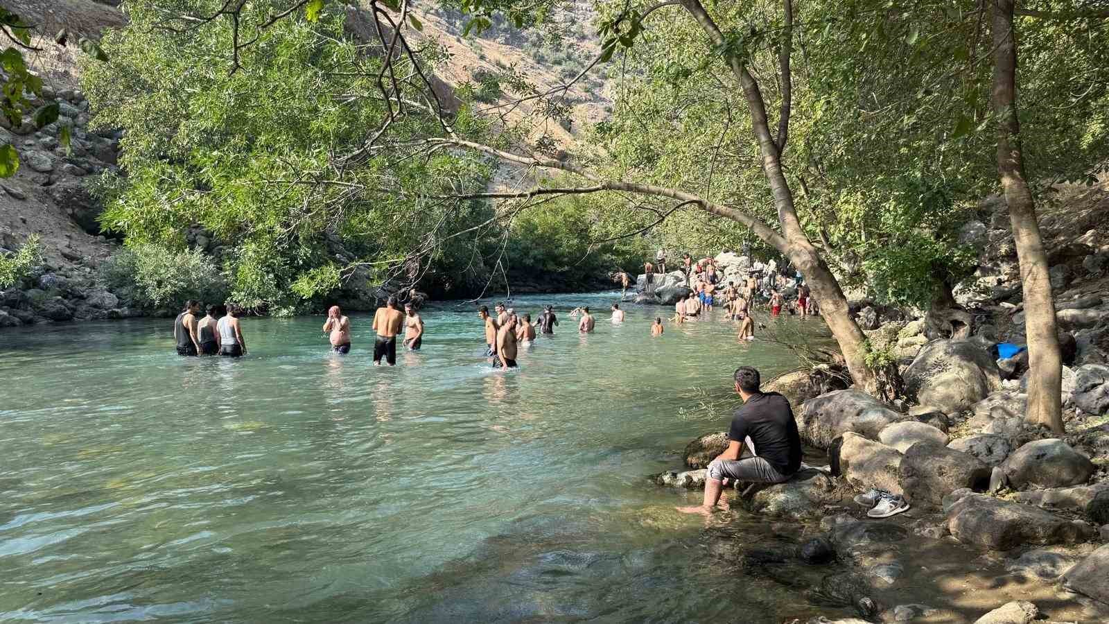 Yüksekova’da sıcakta bunalanlar Avaşin Deresi’nde serinliyor