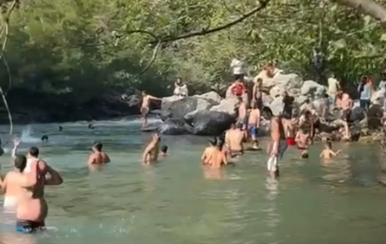 Y&uuml;ksekova&rsquo;da sıcakta bunalanlar Avaşin Deresi&rsquo;nde serinliyor
