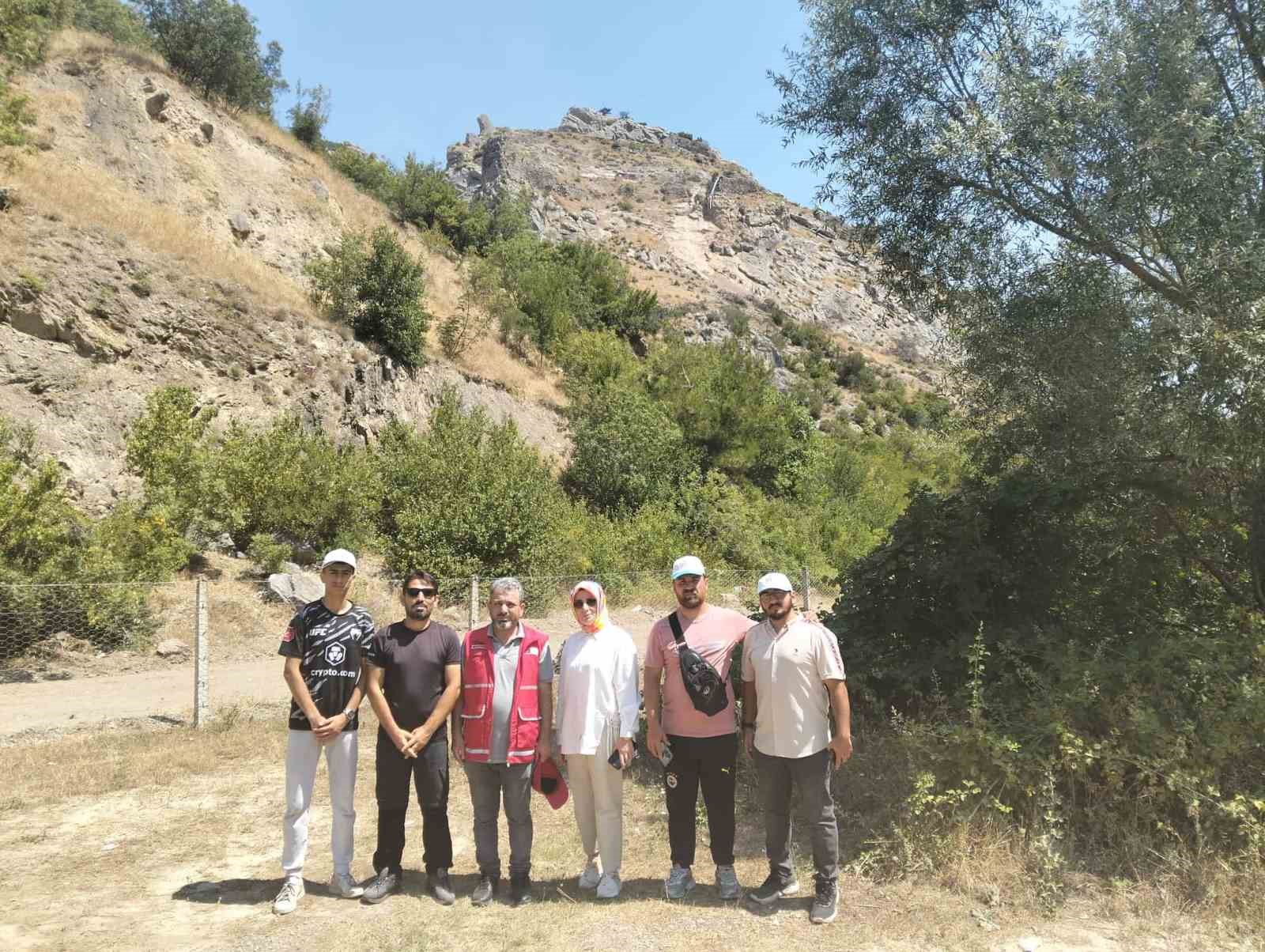 TÜGVA’lı gençlerden çevre temizliği