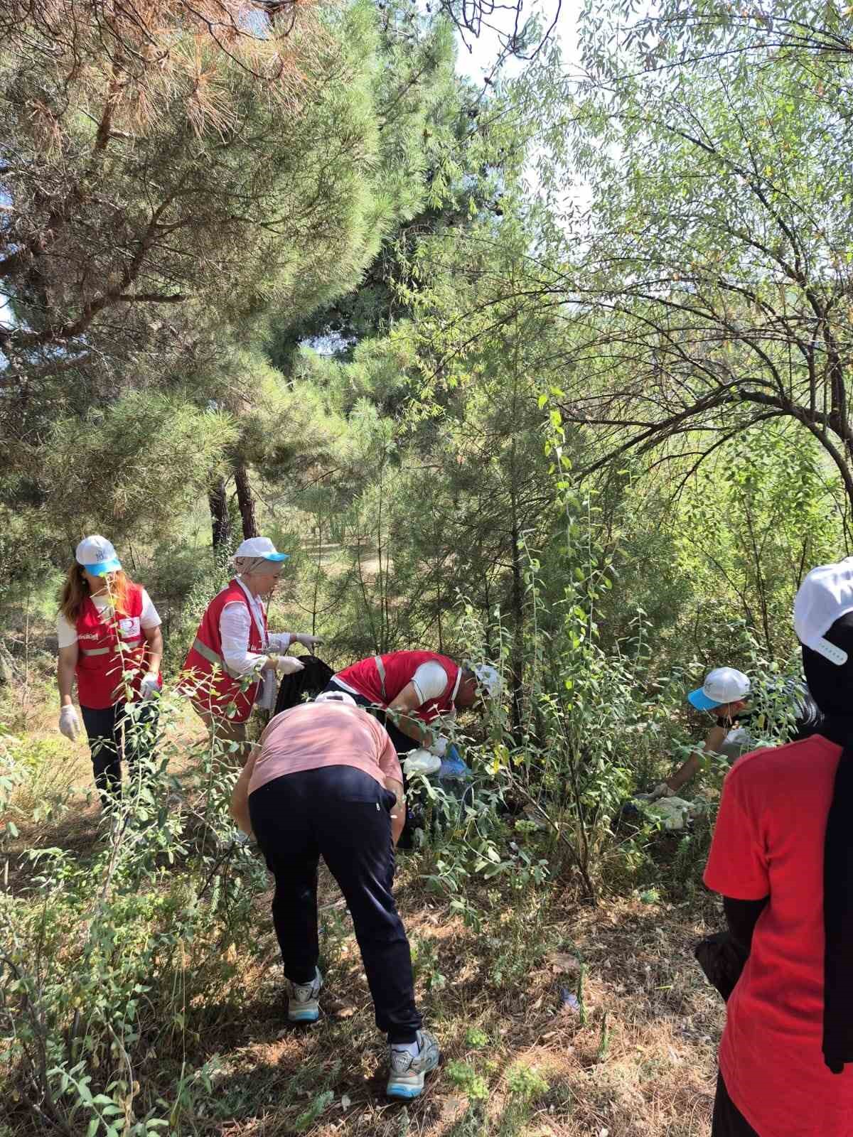T&Uuml;GVA&rsquo;lı gen&ccedil;lerden &ccedil;evre temizliği
