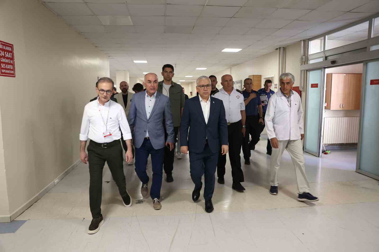 Vali Şimşek, minibüs kazasında yaralananları hastanede ziyaret etti