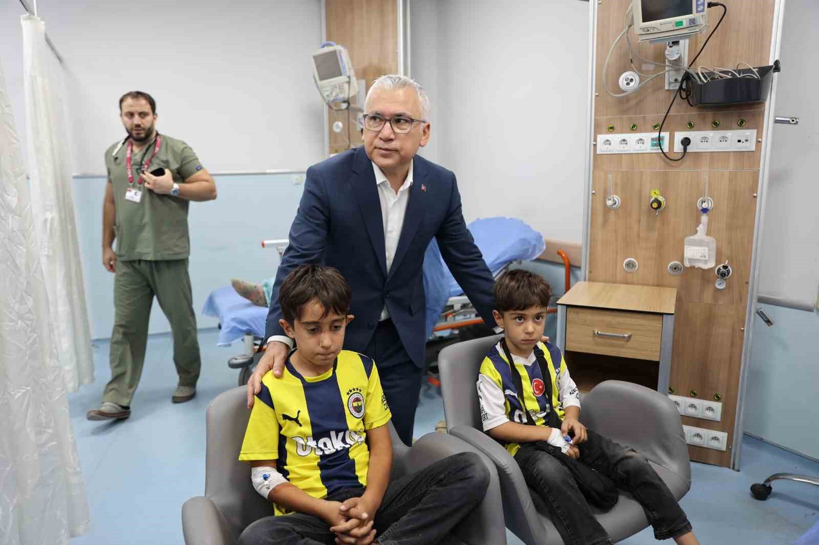 Vali Şimşek, minibüs kazasında yaralananları hastanede ziyaret etti