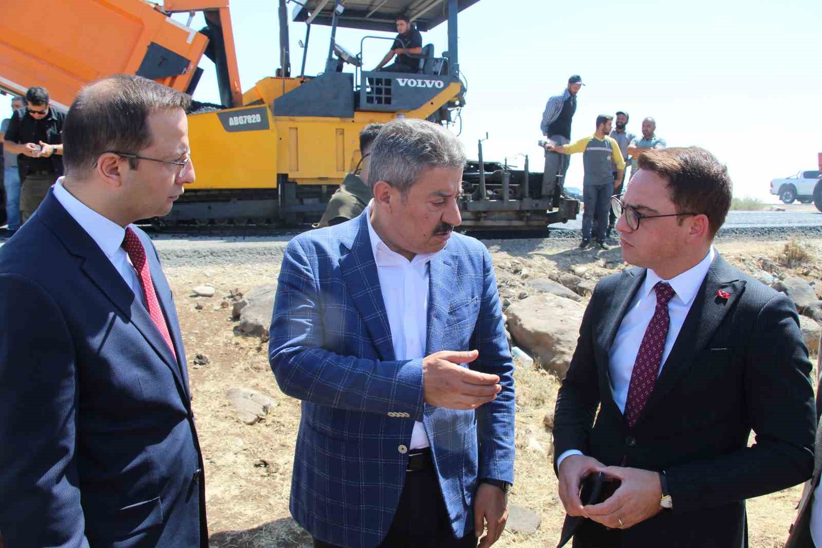 Milletvekili Arslan Tatar, Cizre&rsquo;de yapımı tamamlanan k&ouml;y yollarını inceledi
