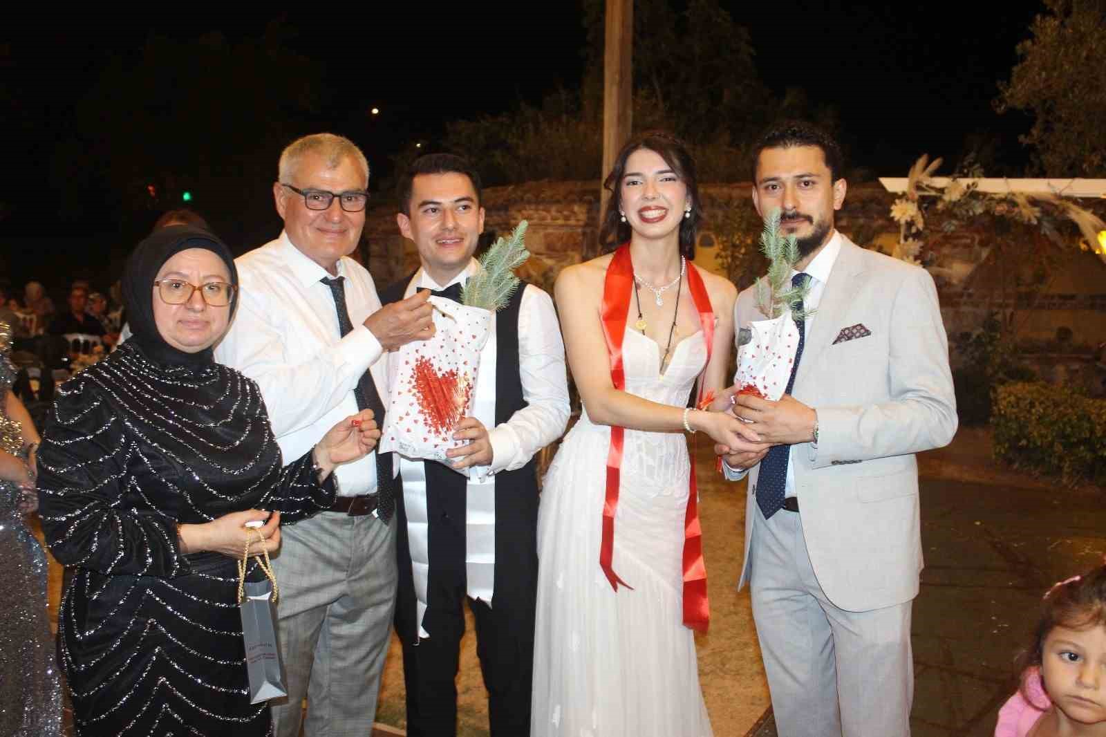 Düğüne gelen her davetliye bir fidan hediye edildi
