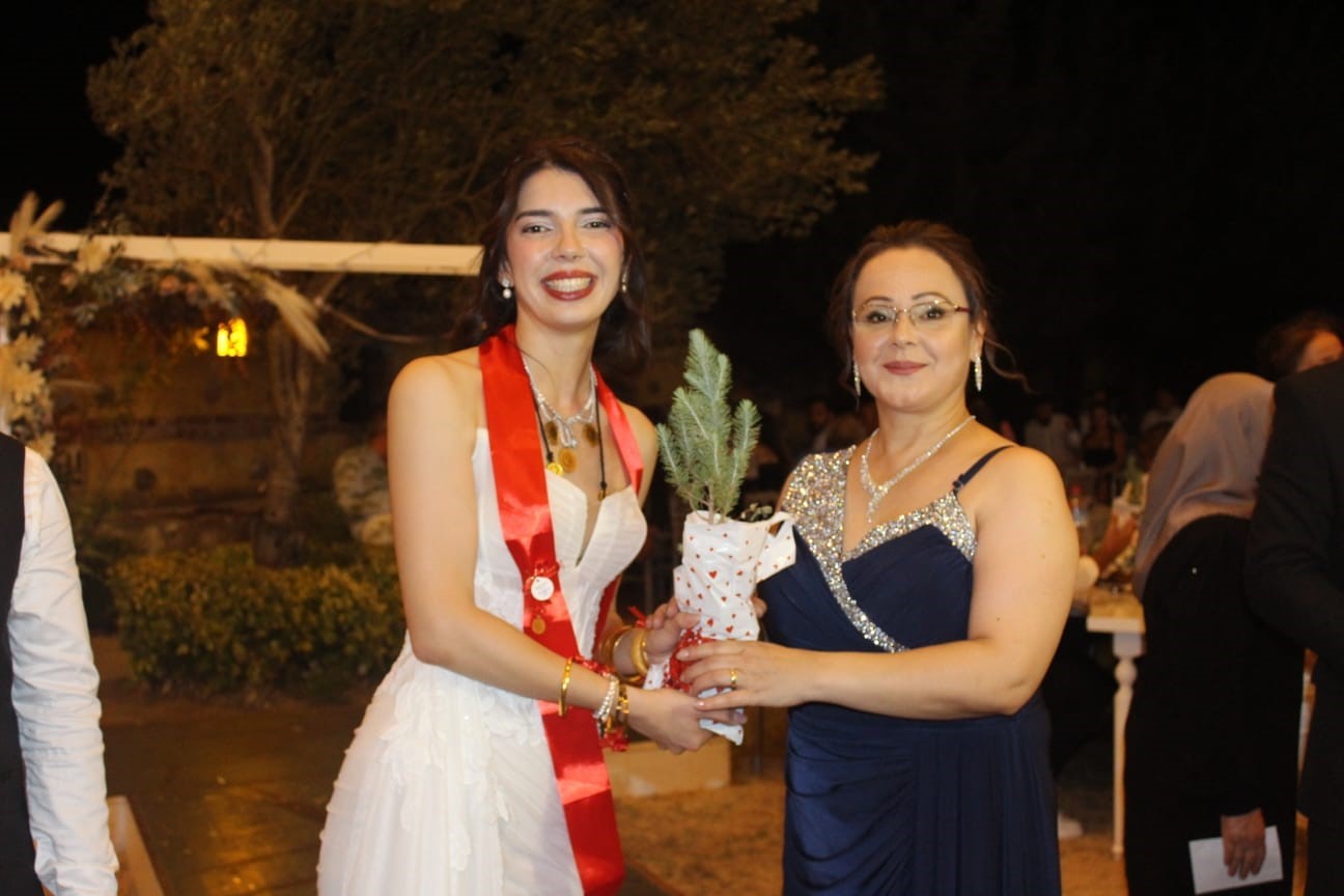 D&uuml;ğ&uuml;ne gelen her davetliye bir fidan hediye edildi
